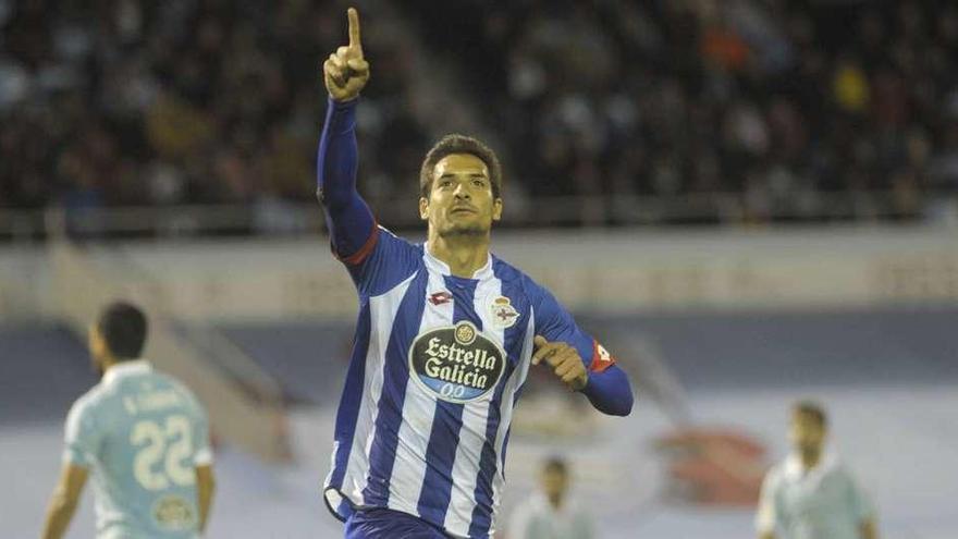Celso Borges celebra apuntando al cielo el gol logrado hace un par de temporadas en Balaídos ante el Celta.