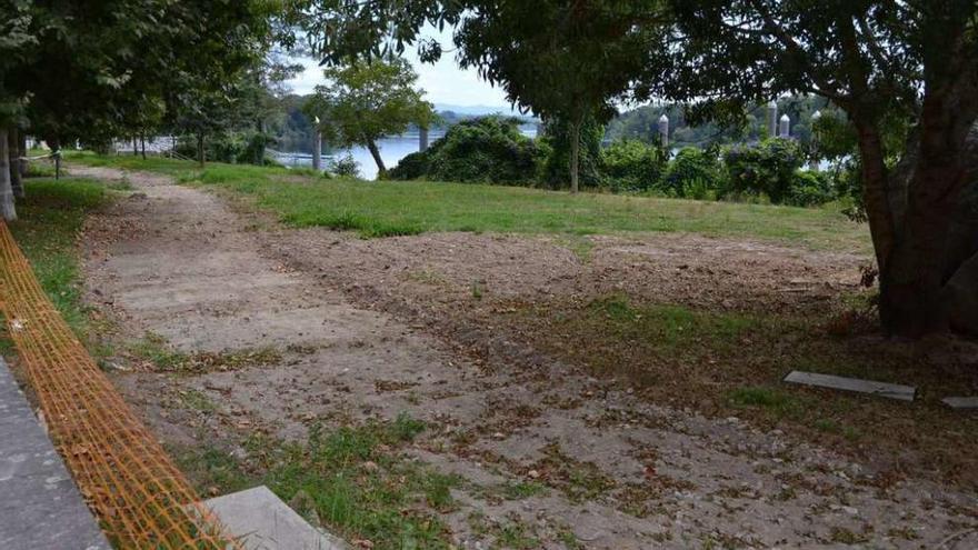 Parte de la zona donde se han realizado las obras en el paseo fluvial de Tui. // J.V. / E.G.