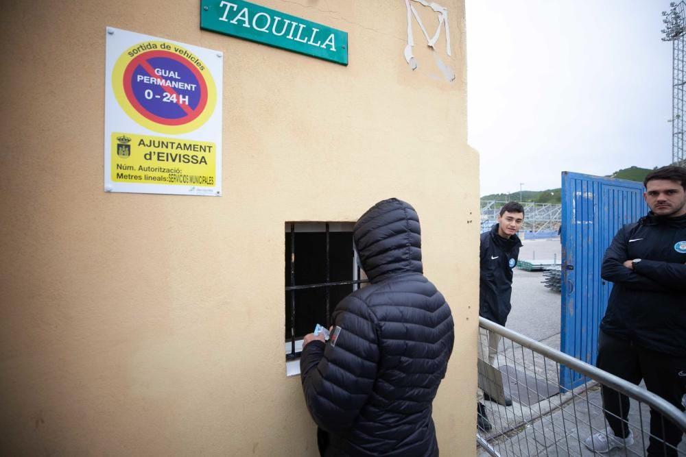 A las cinco de la mañana ya había abonados haciendo cola a las puertas de las taquillas de Can Misses