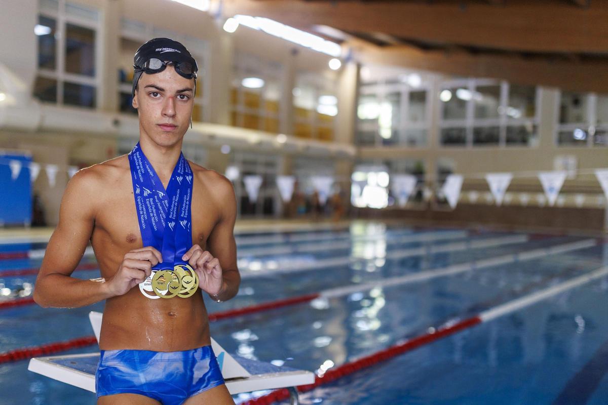 Marco Martínez, en la piscina de la Urbanización Mediterráneo