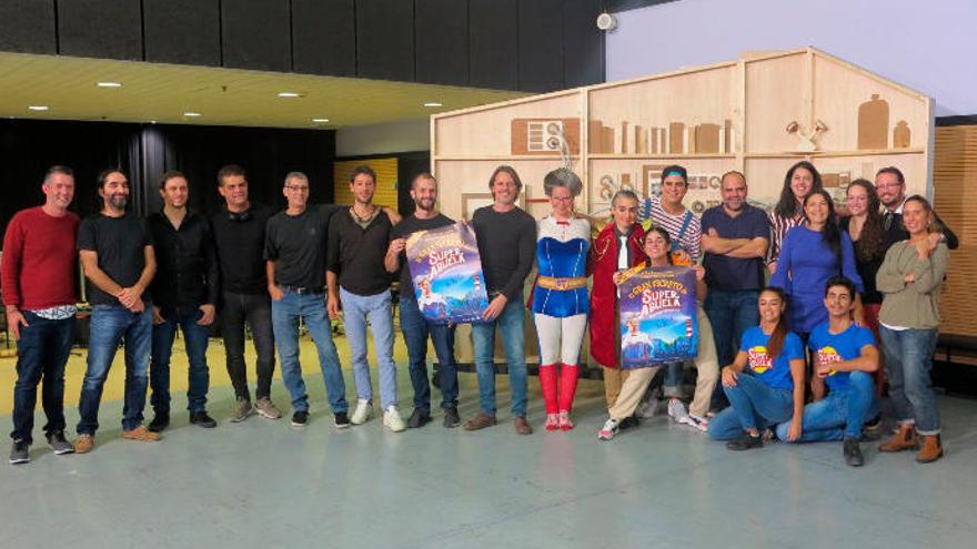 Imagen con todo el elenco del espectáculo &#039;Súper Abuela&#039; tras la presentación del montaje en el Teatro Pérez Galdós.
