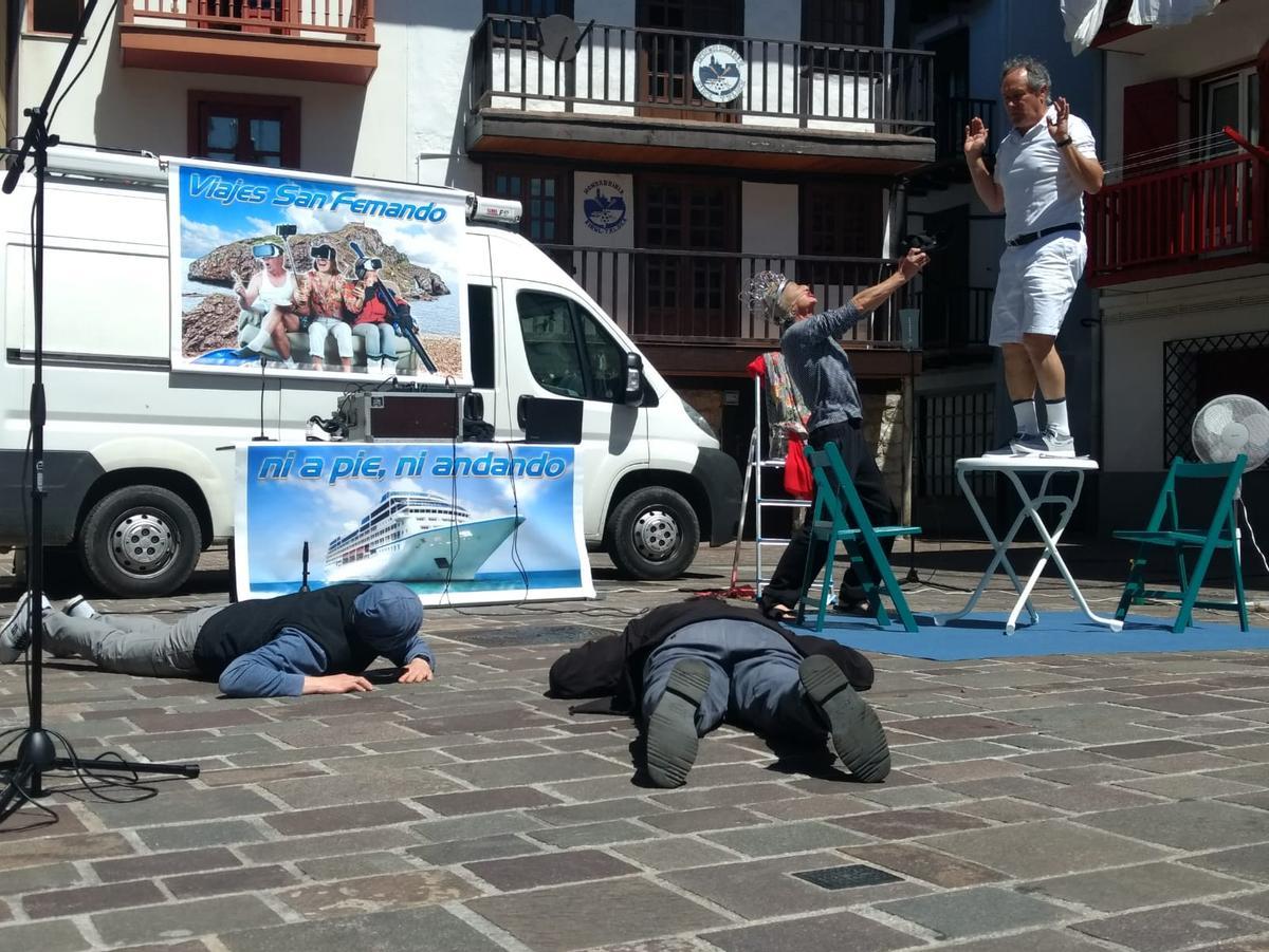 Trapu Zaharra en pleno número de su parodia turística, con su gran lema crucerista, 'Viajes San Fernando, ni a pie ni andando'.