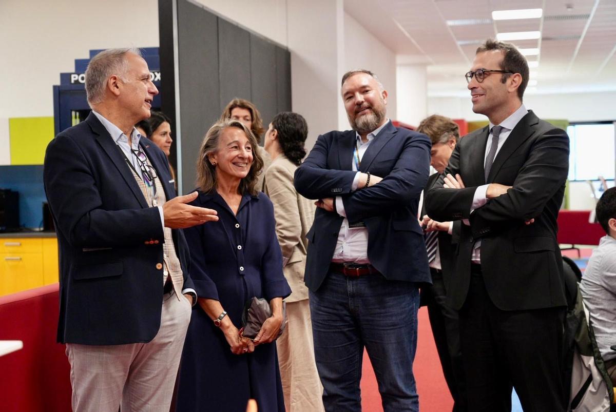 El ministro de Economía Carlos Cuerpo en una visita a la sede de la compañía.