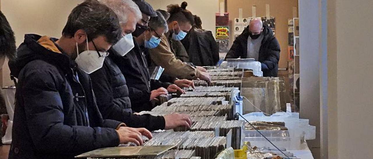 Aficionados, ayer, en el mercado del vinilo y el CD. |   // F. CASANOVA