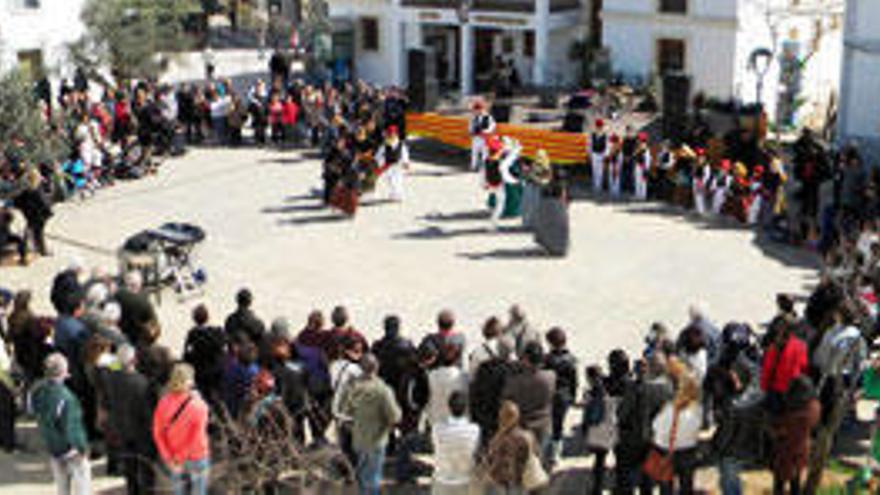 El baile folclórico congregó a numeroso público en la plaza de la Constitució.