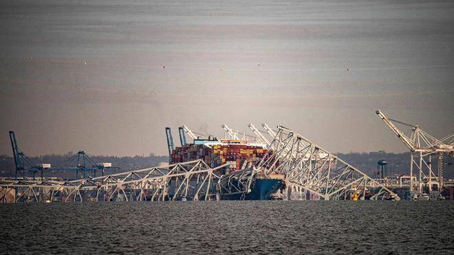 Un barco carguero  impacta contra el puente Francis Scott Key en Baltimore