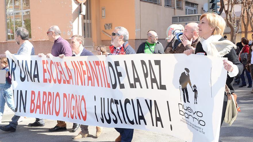 Protesta de los padres afectados por el derribo de la antigua guardería de La Paz en una imagen de archivo.