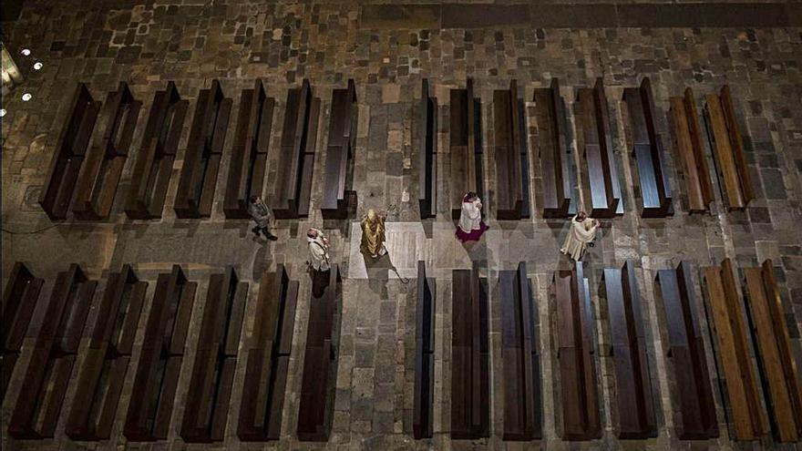 2 El bisbe i altres religiosos durant una cerimònia de la Setmana Santa en una Catedral de Girona buida de fidels. F  | CARLES PALACIO  