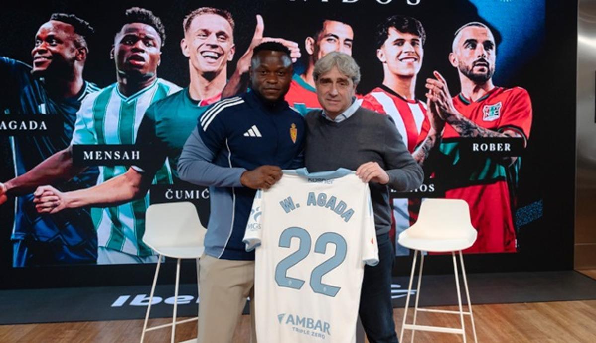 Txema Indias, junto a Willy Agada en la presentación del delantero.