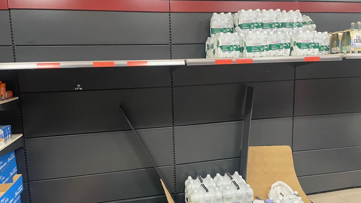 Lineal del agua mineral en un supermercado de Vallecas este mediodía.