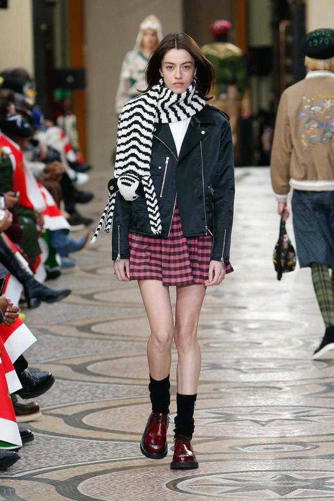 Look con minifalda de tablas visto en el desfile de Kenzo otoño-invierno 2022