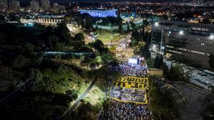 Protesta frente a la Kneset en contra del presupuesto aprobado por Netanyahu, este martes por la noche en Jerusalén.