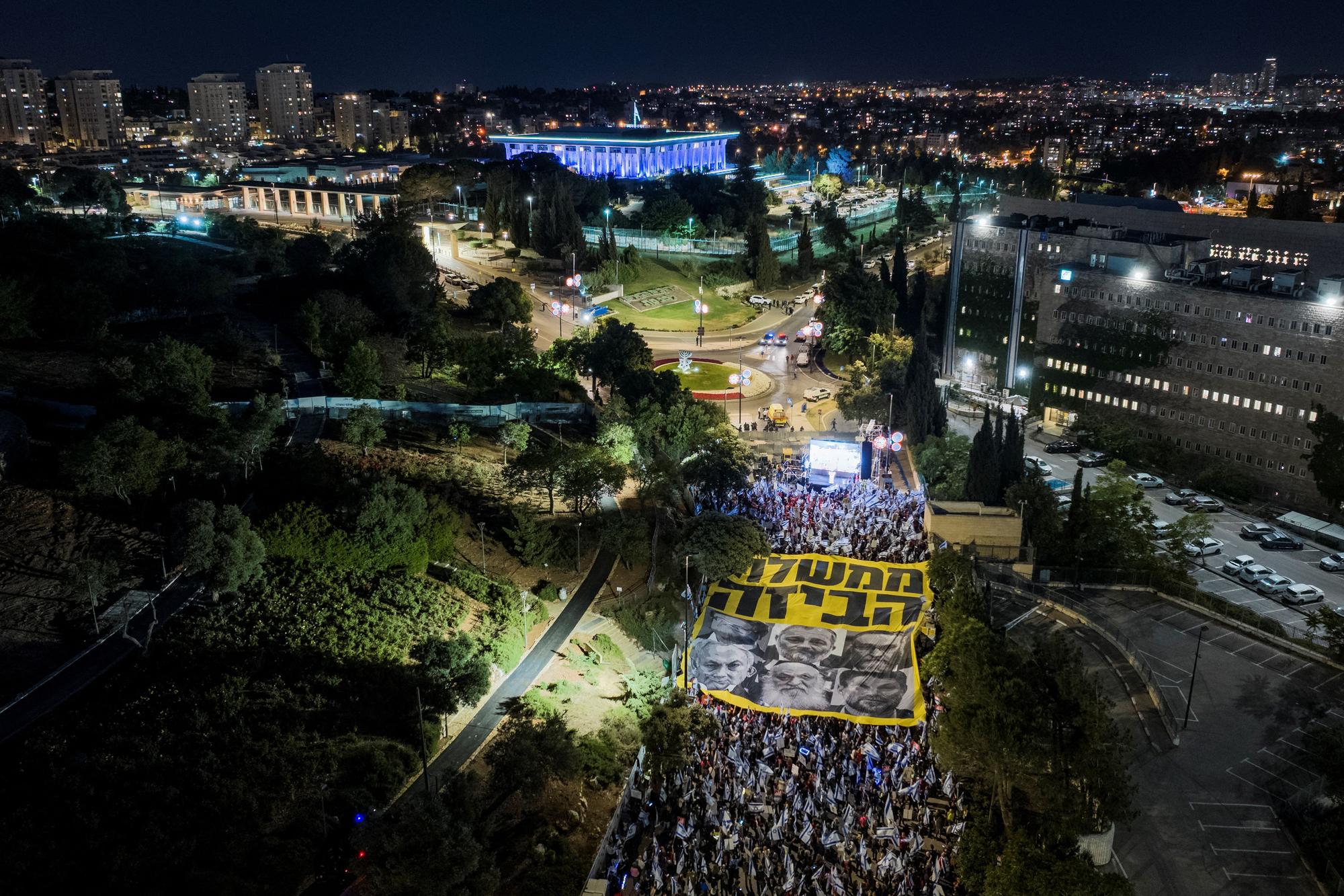 Protesta frente a la Kneset en contra del presupuesto aprobado por Netanyahu, este martes por la noche en Jerusalén.