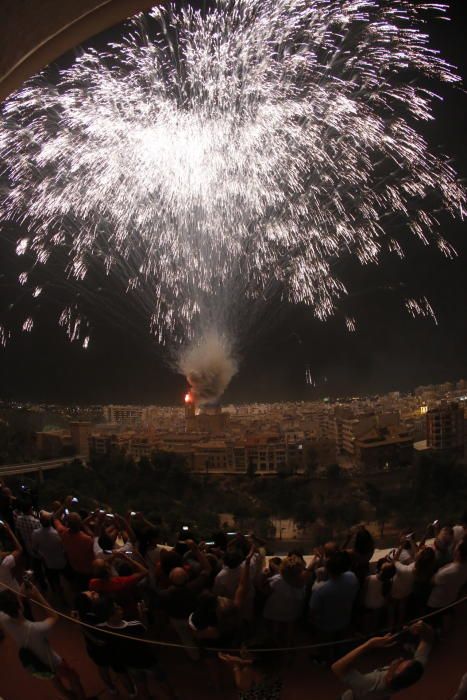 Una espléndida Palmera de la Virgen, que se abrió mucho, y las «cohetàs» salvan una Nit de l''Albà algo floja pese al aumento de material pirotécnico que el Ayuntamiento anunció que habían contratado.