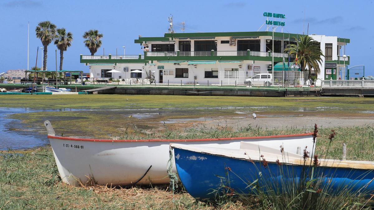 Sedimentos acumulados en torno al Club Naútico de Los Nietos.