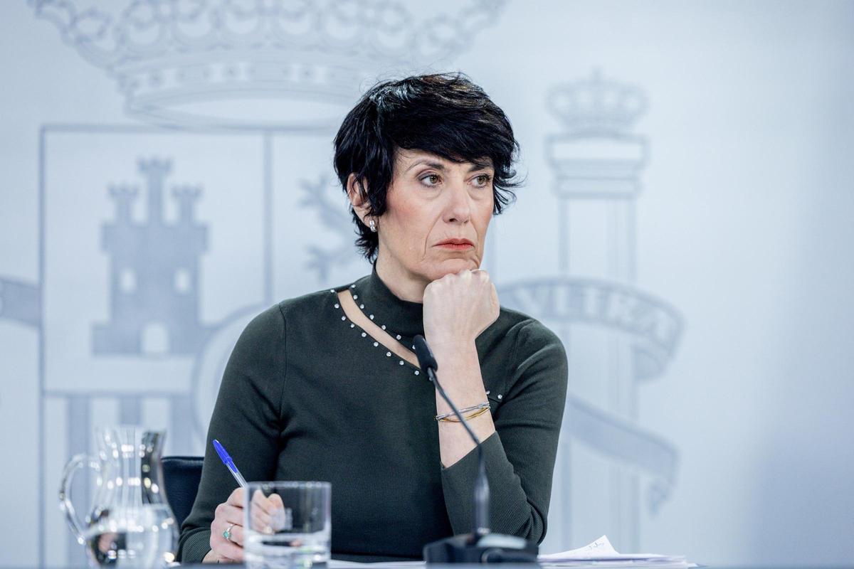 La ministra i el ‘Cara al sol’