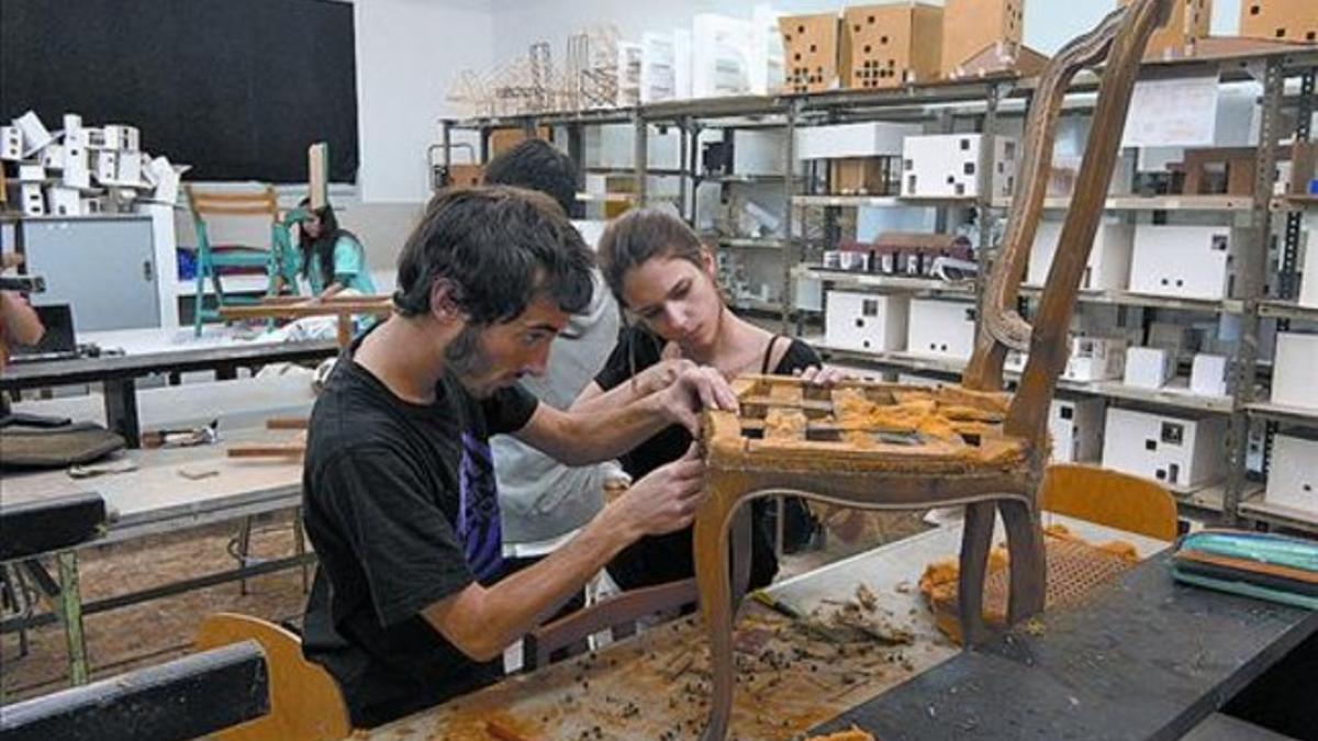 Aspirantes a interioristas 8Dos alumnos realizan prácticas en la escuela de diseño Deià.