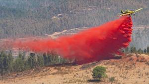 Uno de los aviones de carga, durante la extenición del incendio forestal declarado en Almonaster la Real (Huelva)