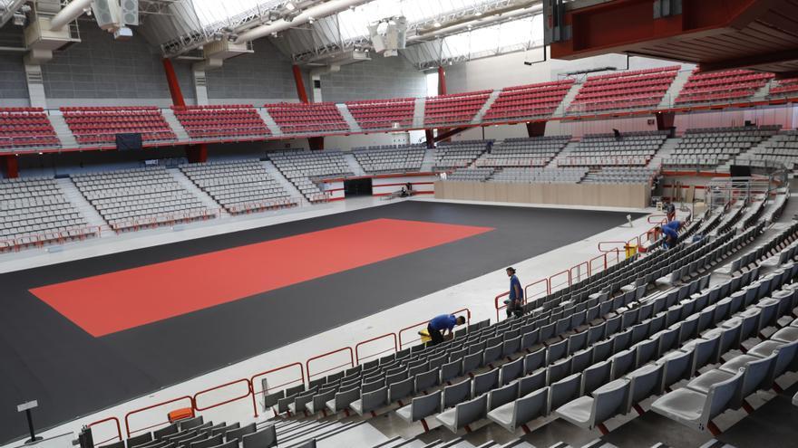 EN IMÁGENES: Así fue el montaje de la pista central del Gijón Open en el Palacio de los Deportes de La Guía