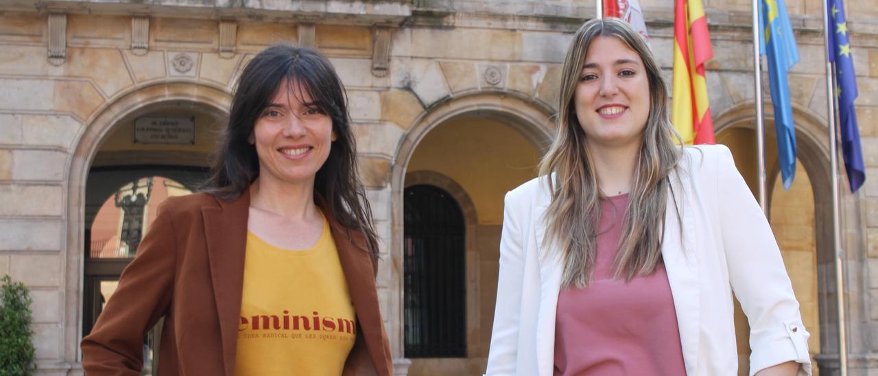 Laura Tuero, a la izquierda, y Olaya Suárez, ayer, en la plaza Mayor. | N. Pilo