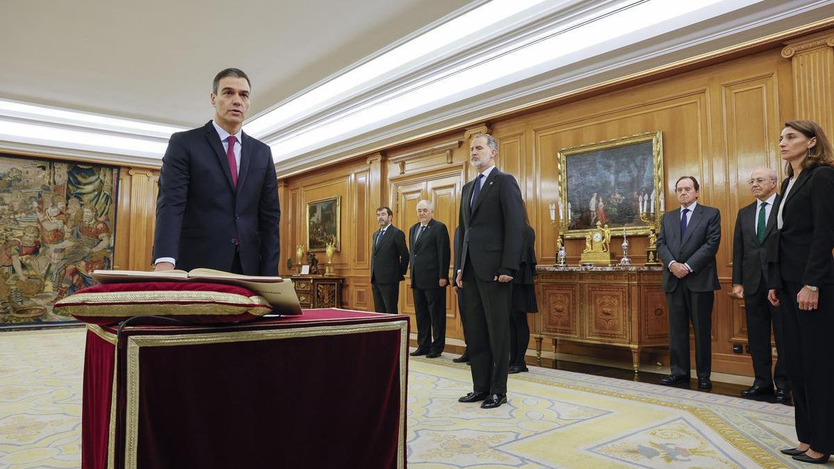 Pedro Sánchez promete su cargo de presidente del Gobierno ante el rey y la Constitución.