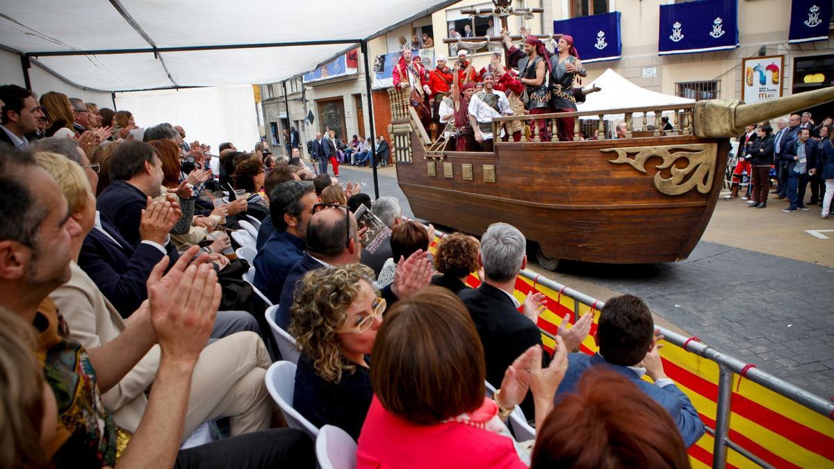 El público de la tribuna aplaude en un momento de la Entrada.