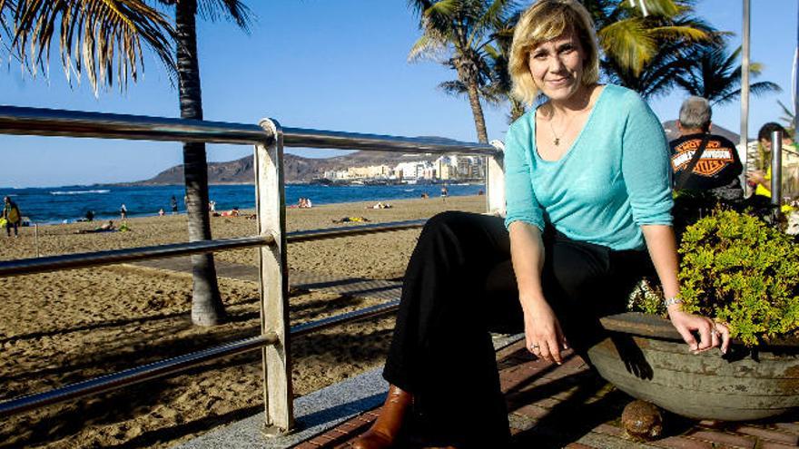 La psicóloga Eva Silva Nozal, en el paseo de la Playa de las Canteras, en la capital grancanaria.