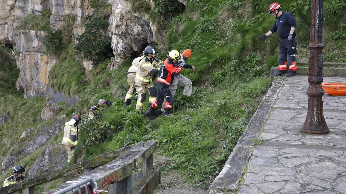 Así fue el amplio operativo para rescatar de las rocas a un hombre ebrio en Gijón (en imágenes)