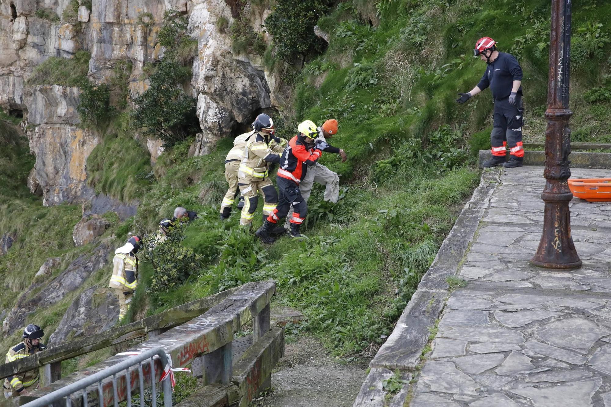 Así fue el amplio operativo para rescatar de las rocas a un hombre ebrio en Gijón (en imágenes)