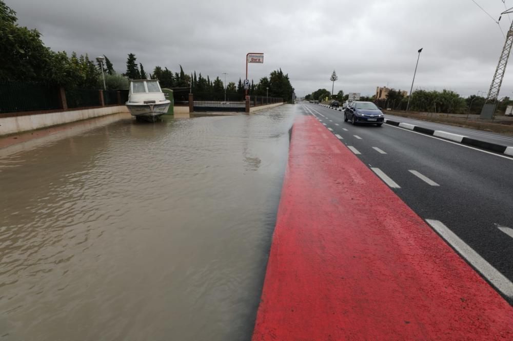 La lluvia ha anegado la carretera de Santa Pola