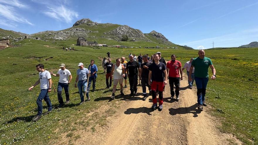Conflicto ganadero en el puerto de Pinos, en Lena: los ganaderos rompieron la valla que separa los pastos asturianos de los leoneses