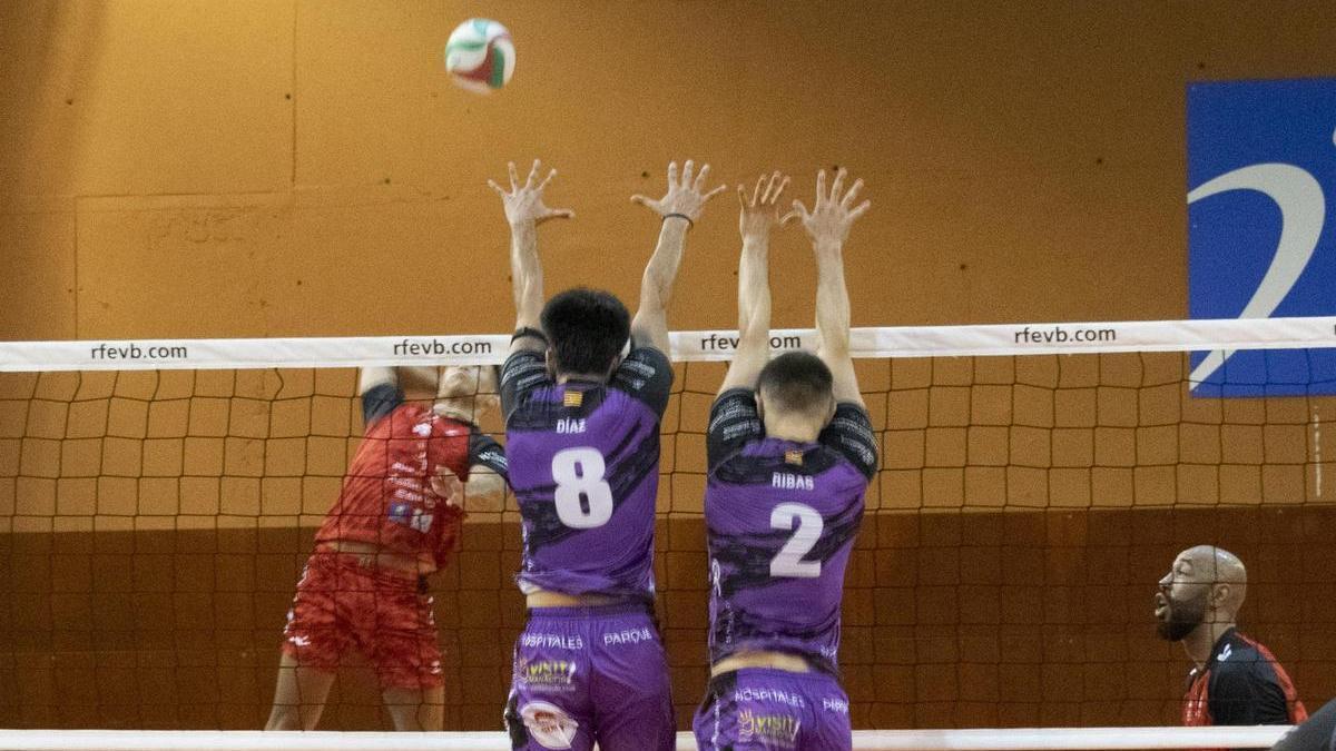 Díaz y Ribas intentan un bloqueo durante un partido