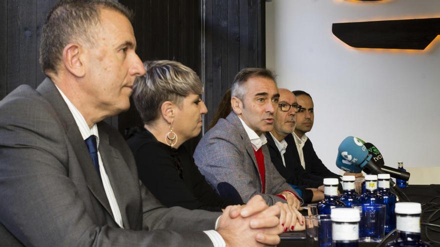 Miguel Barrachina, junto a otros cargos del PP, ayer en un encuentro con la prensa