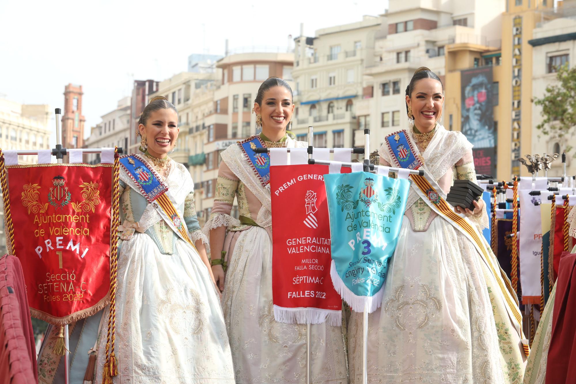 Carmen, la corte y falleras ilustres en la entrega de premios de las Fallas 2022