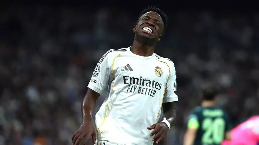 ¡Tuvo que pedir perdón! El penalti fallado de Vinicius que tapó Valverde con su 'hat trick'