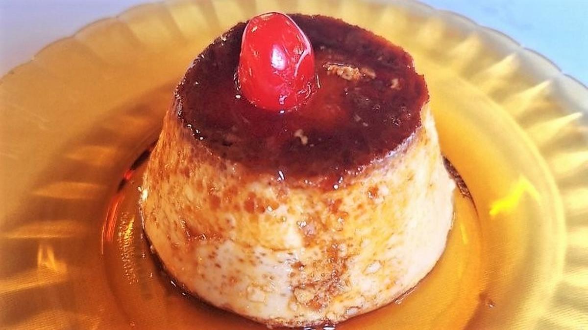El flan al caramelo del menú inspirado en la serie 'Cuéntame cómo pasó' del restaurante Hostería del Estudiante del Parador de Turismo de Alcalá de Henares.
