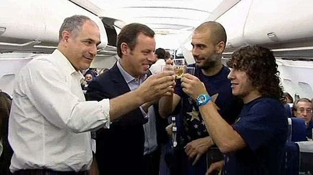 Guardiola i els seus jugadors van celebrar la victòria al camp i a l’avió que els portava de tornada a Barcelona.