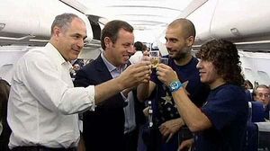Guardiola i els seus jugadors van celebrar la victòria al camp i a l’avió que els portava de tornada a Barcelona.