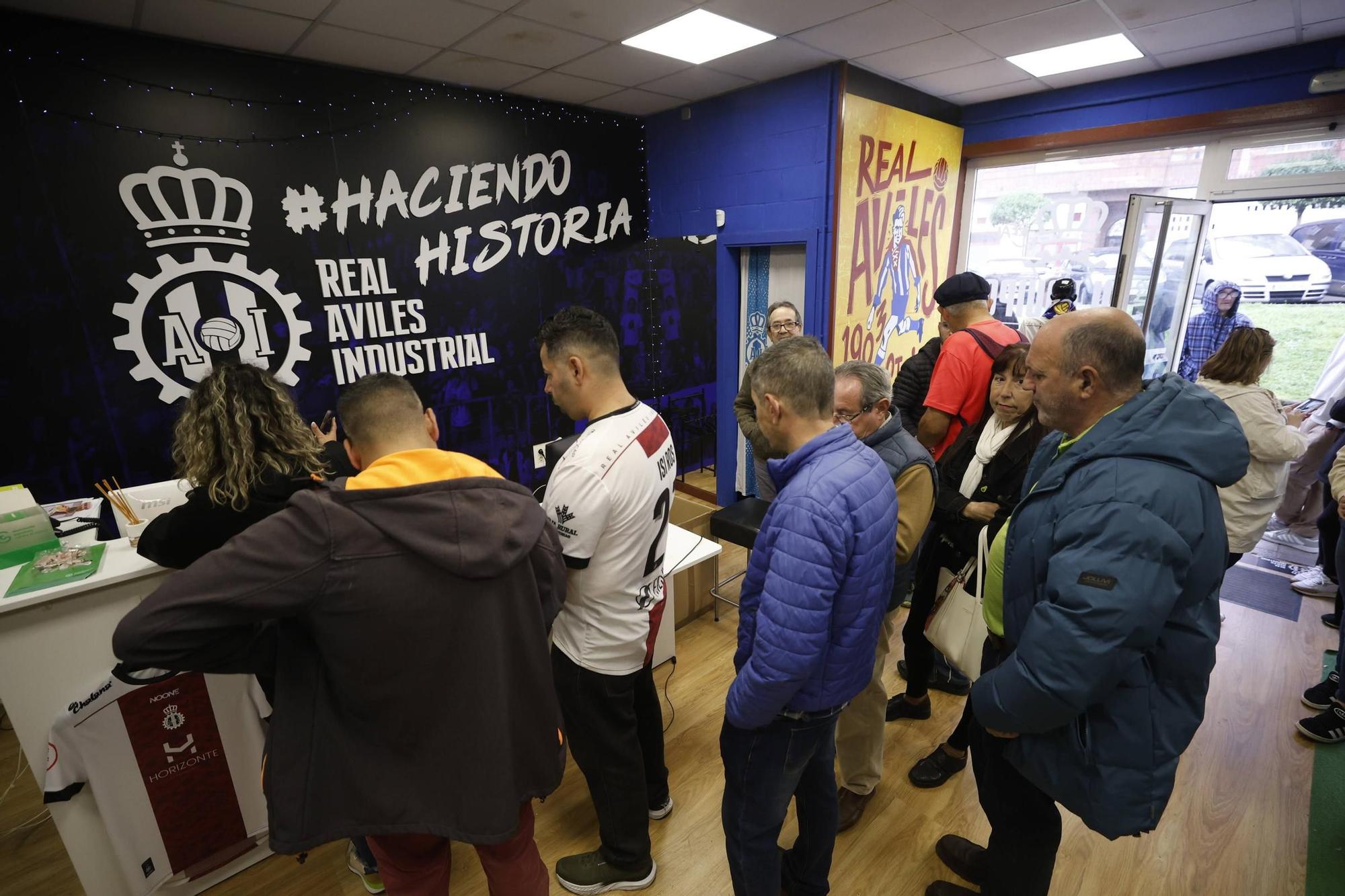 EN IMÁGENES: Locura blanquiazul para acompañar al Avilés en Majadahonda