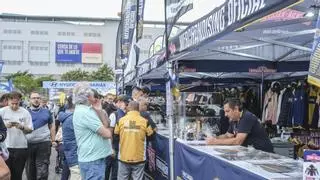 Los aficionados rascan sus bolsillos para llevarse un recuerdo del rally: «Nos hemos gastado 300 euros en la tienda»