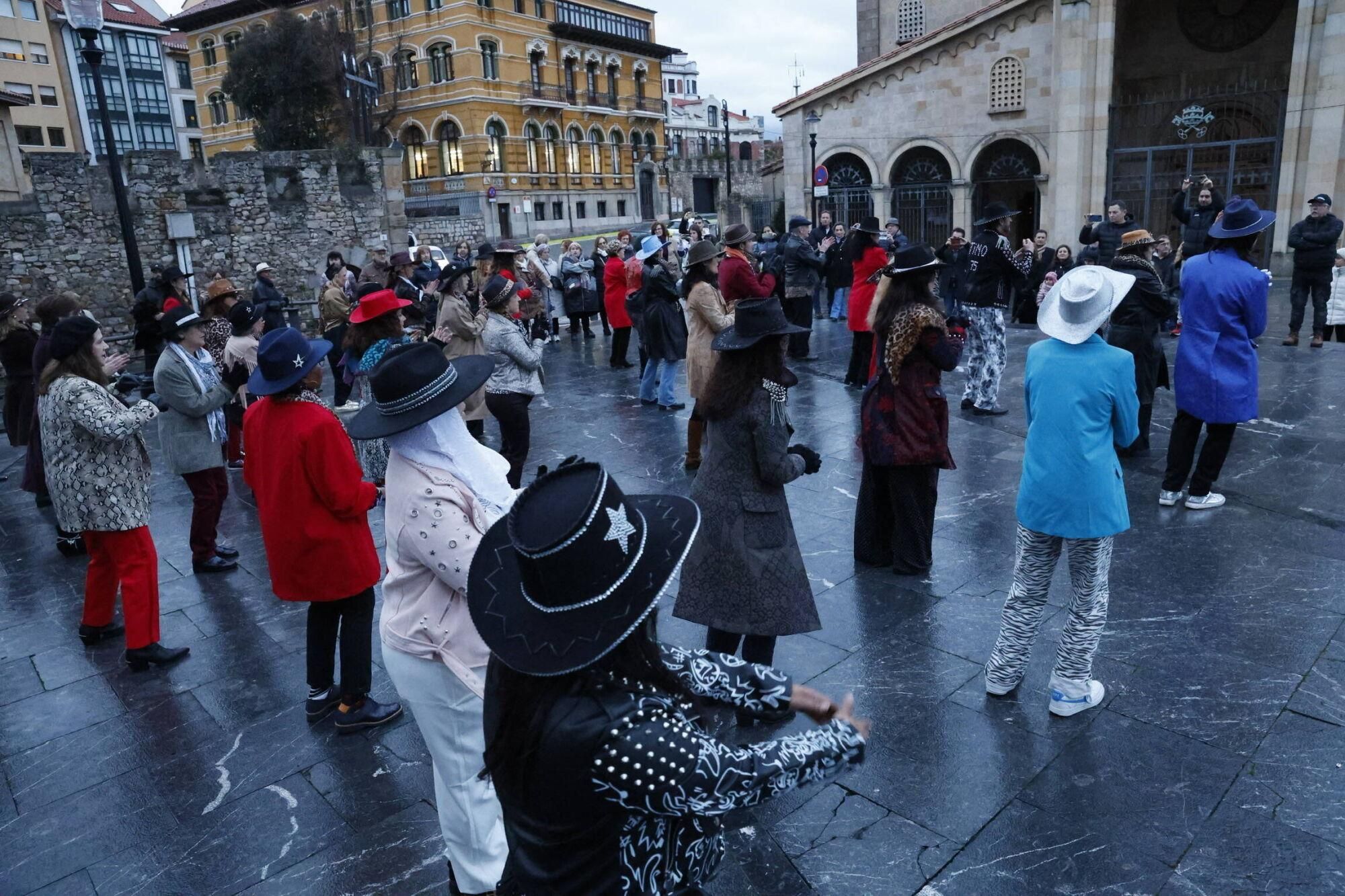 EN IMÁGENES: Flashmob en honor a Tino Casal en Gijón