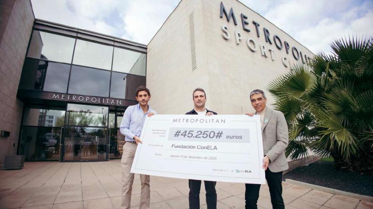 De izquierda a derecha, Arturo Castro, Fernando Martín y Albert Soler, en el momento de la entrega del cheque.