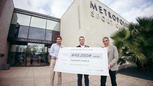 De izquierda a derecha, Arturo Castro, Fernando Martín y Albert Soler, en el momento de la entrega del cheque.