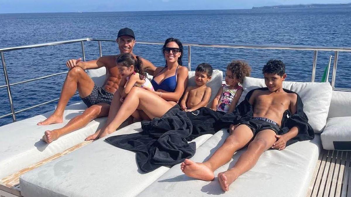 Cristiano Ronaldo y su familia, de vacaciones este verano.