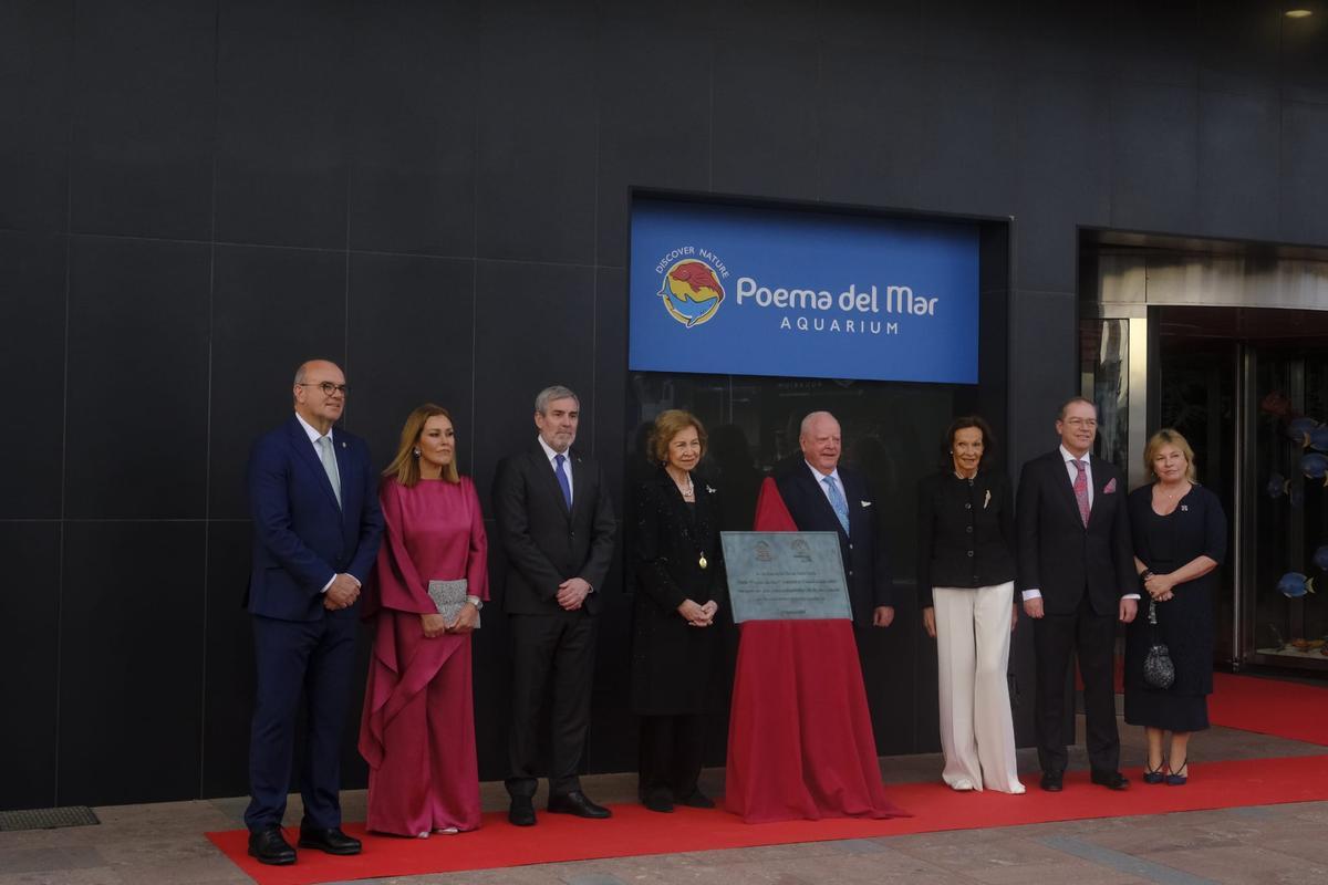 La reina Sofía, con las autoridades, a su llegada al Poema del Mar en Las Palmas de Gran Canaria