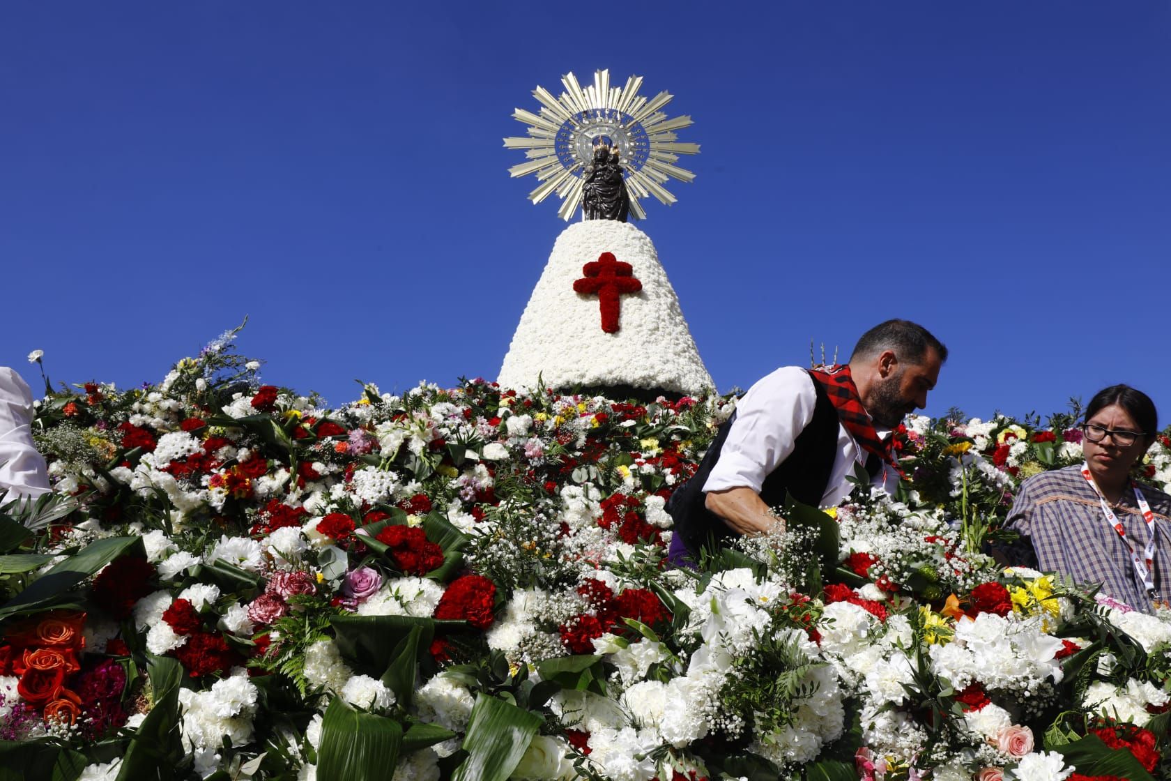 En imágenes | Zaragoza vive su día grande con la Ofrenda de Flores a la Virgen del Pilar