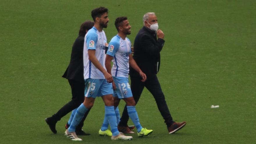 Sergio Pellicer, a la conclusión del choque, junto a dos de sus jugadores.