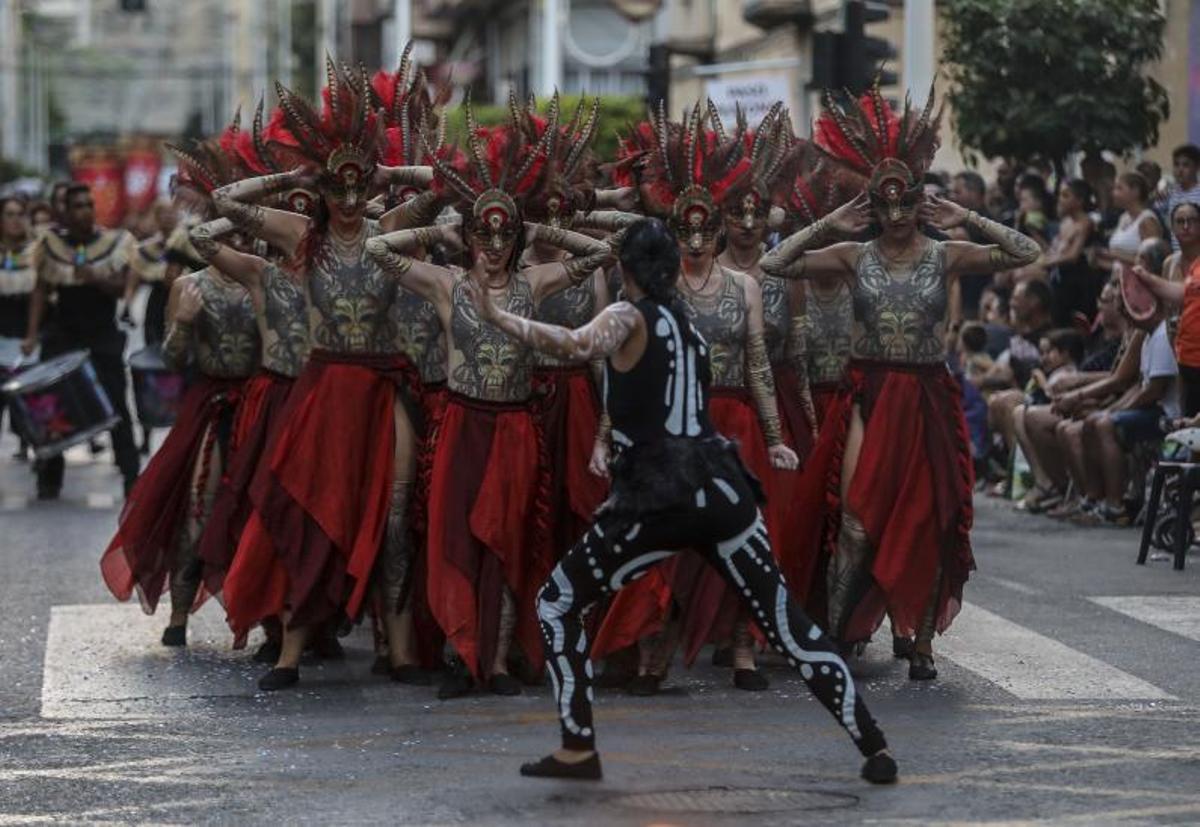 Setecientos figurantes acompañaron al capitán del bando moro anoche por las calles de Elche. | ANTONIO AMORÓS