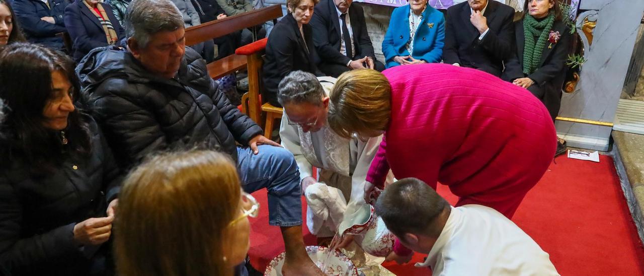 Celebración del lavatorio de pies en la iglesia de Santa Mariña de Cambados.