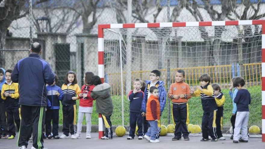 Alumnos participando en una actividad extraescolar en un colegio público de la ciudad.